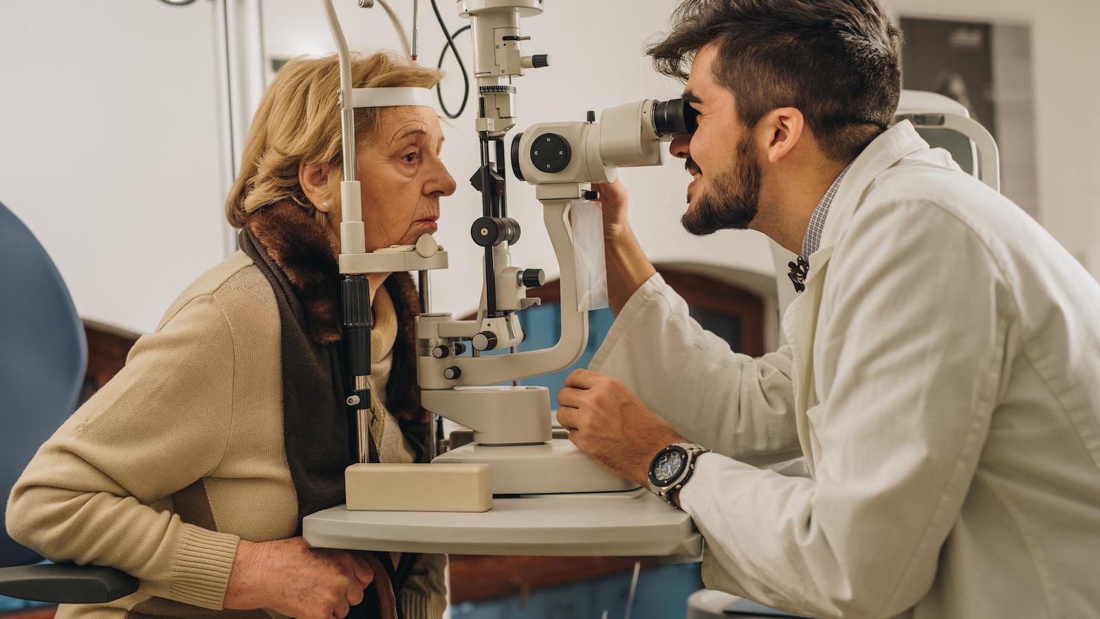 Une femme passe un examen de la vue.