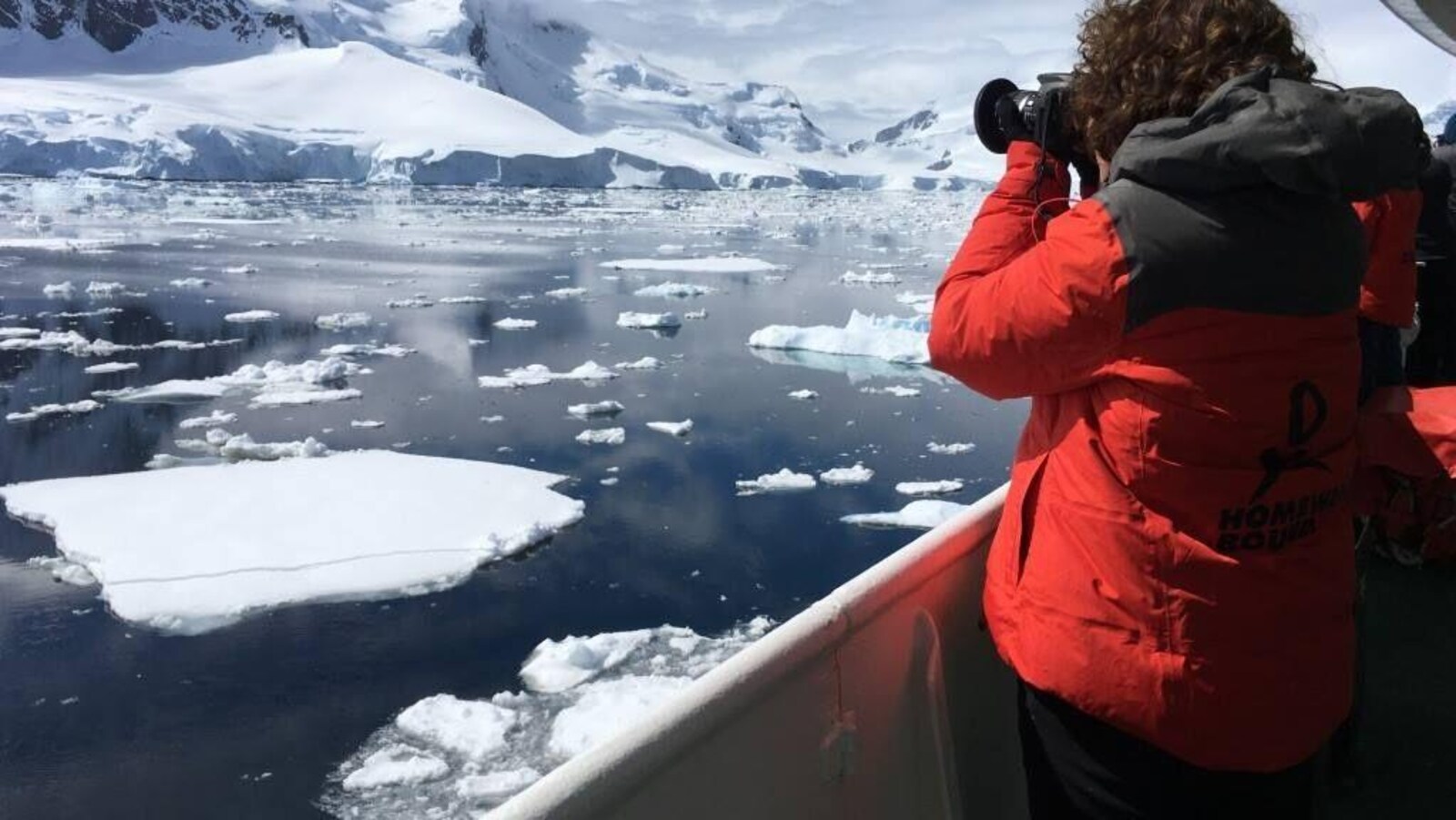 Une femme photographie des glaciers en Antarctique