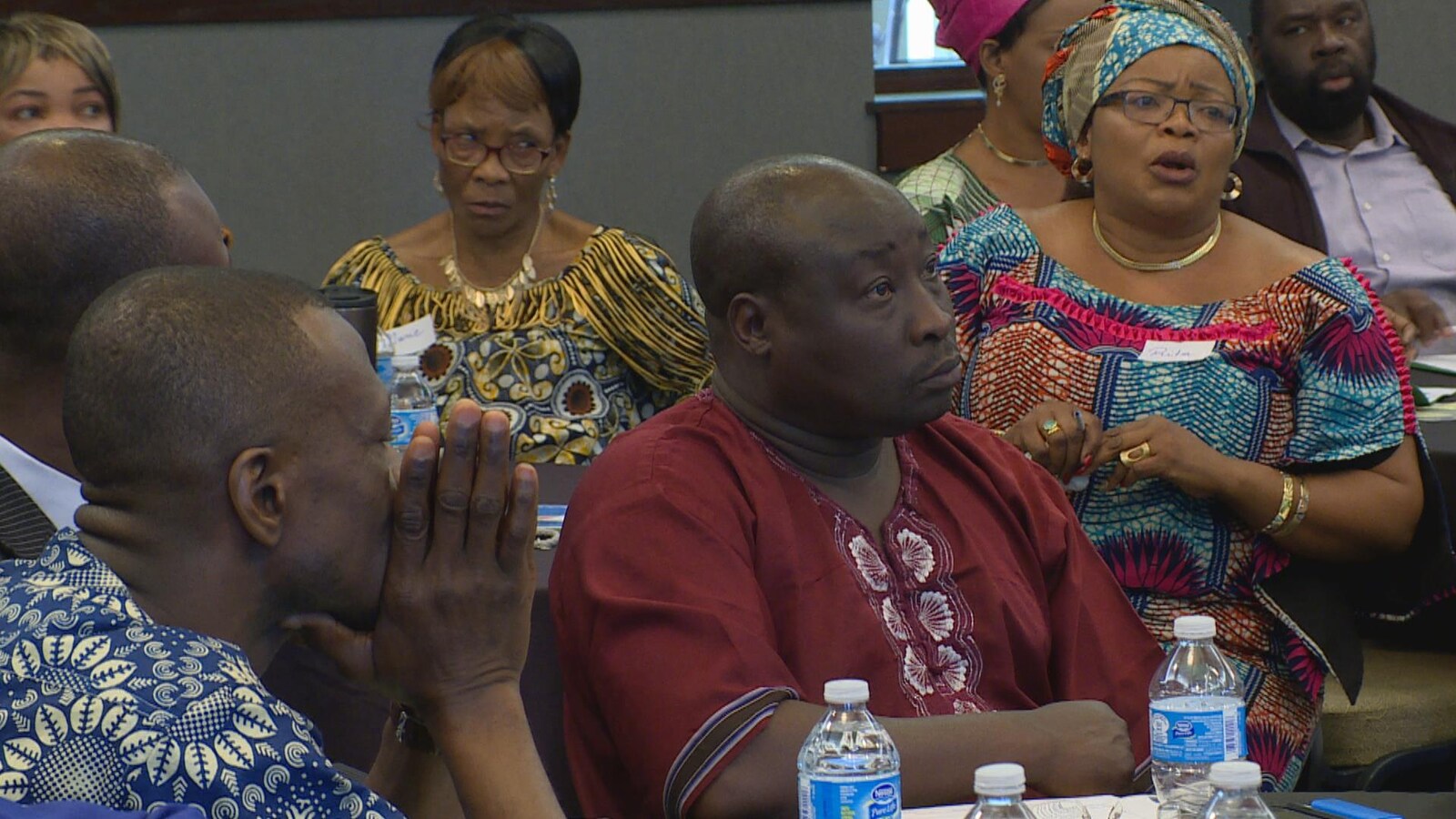 Des Africaines et des Africains francophones discutent à Edmonton