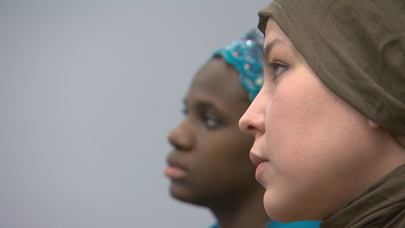 Deux jeunes femmes immigrantes à la recherche d'un emploi.
