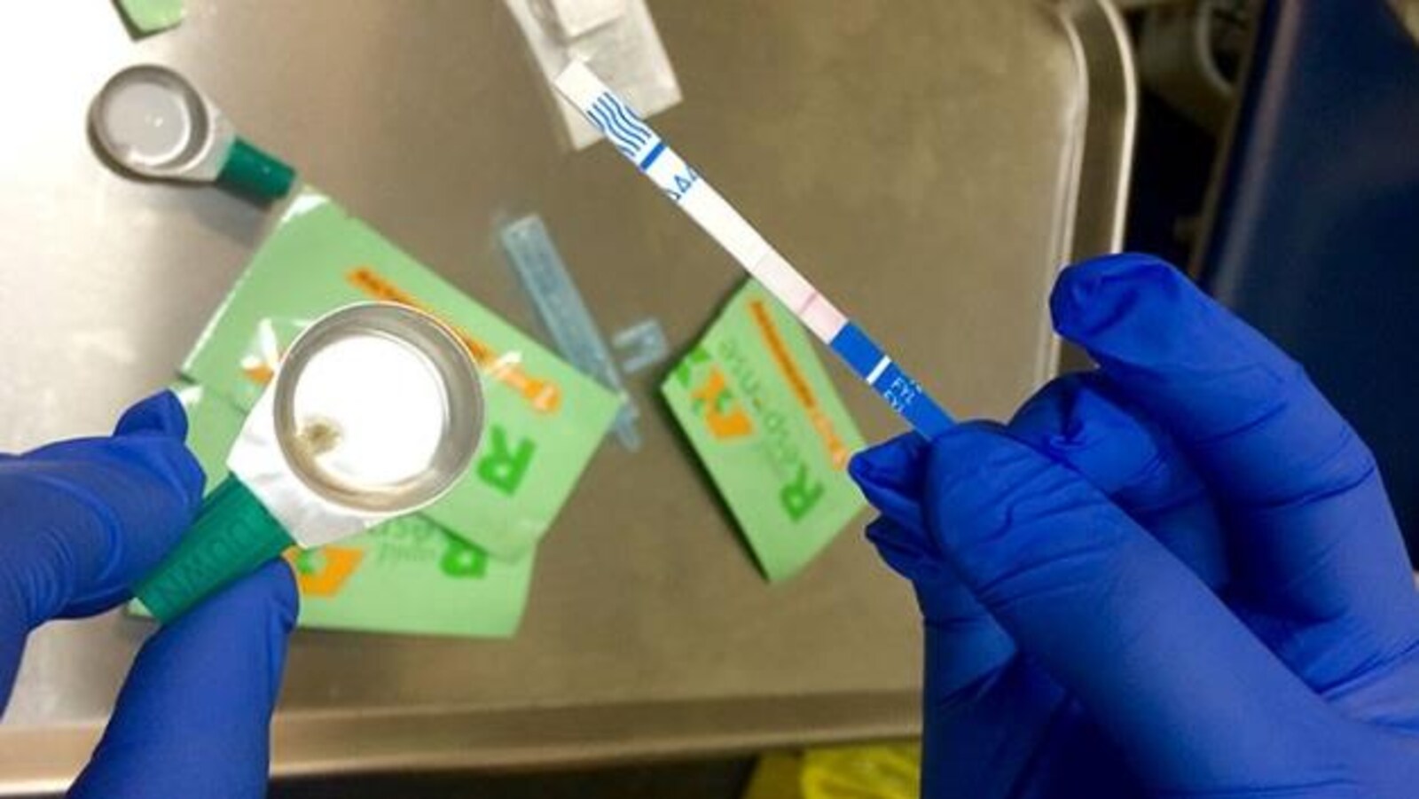 La STS Pain Pharmacy fournit des tests gratuits pour les drogues de rue. Ils consistent en des bandes de papiers qui changent de couleur quand elles sont trempées dans une solution qui contient du fentanyl.