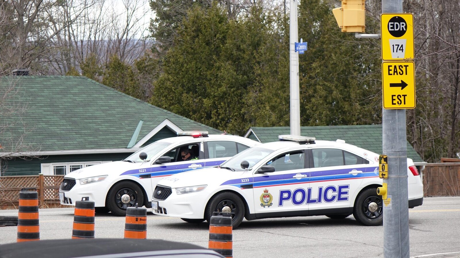 Deux auto-patrouilles du Service de police d'Ottawa bloquent une route.