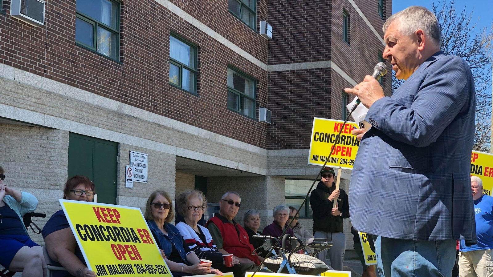 Des manifestants écoutent un discours lors de la manifestation pour s'opposer à la fermeture de la salle d'urgence de l'Hôpital Concordia.