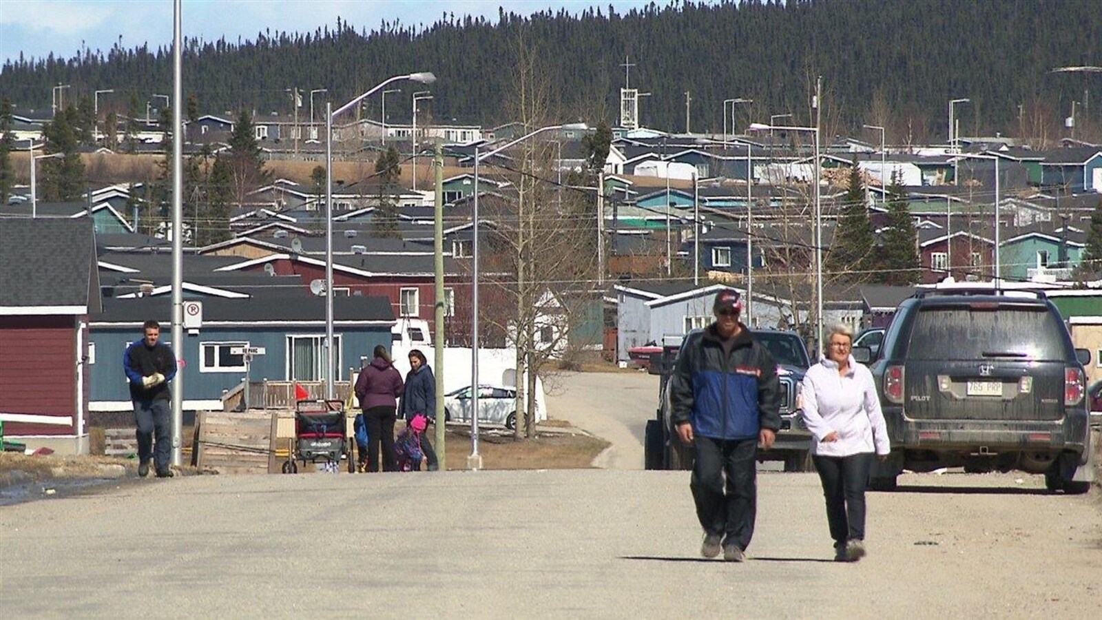 Des résidents marchent dans une rue de Fermont.