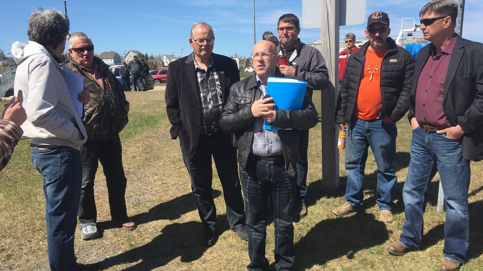 Fernand Thibodeau, du Comité d'action sur l'assurance-emploi, s'adresse aux médias au quai de Caraquet.