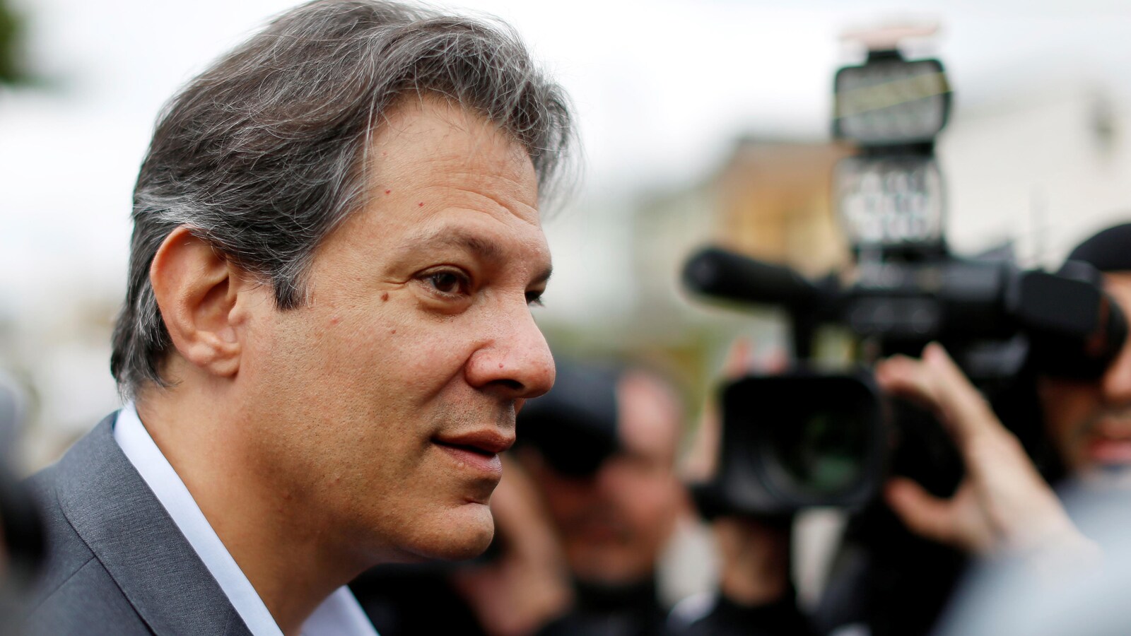 Fernando Haddad arrive au siège de la Police fédérale, où l'ancien président brésilien Luiz Inacio Lula da Silva est emprisonné, à Curitiba.