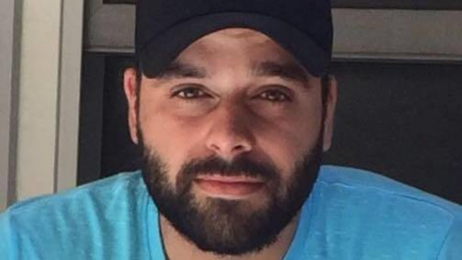 Un homme avec une casquette.