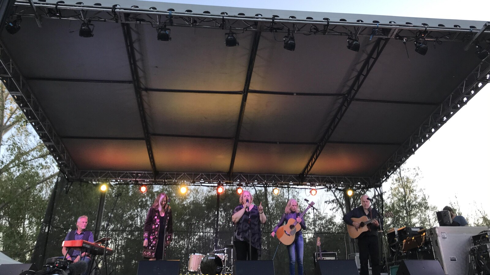 Un groupe d'artistes sur le scène du festival Fête fransaskoise.