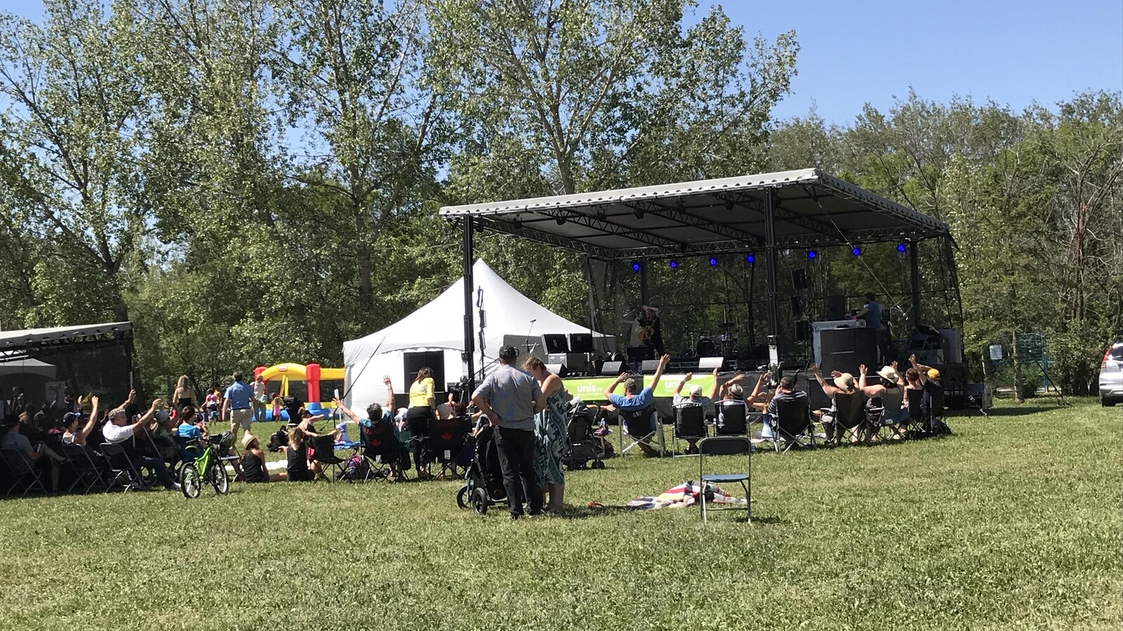 Un groupe de personnes durant un festival.