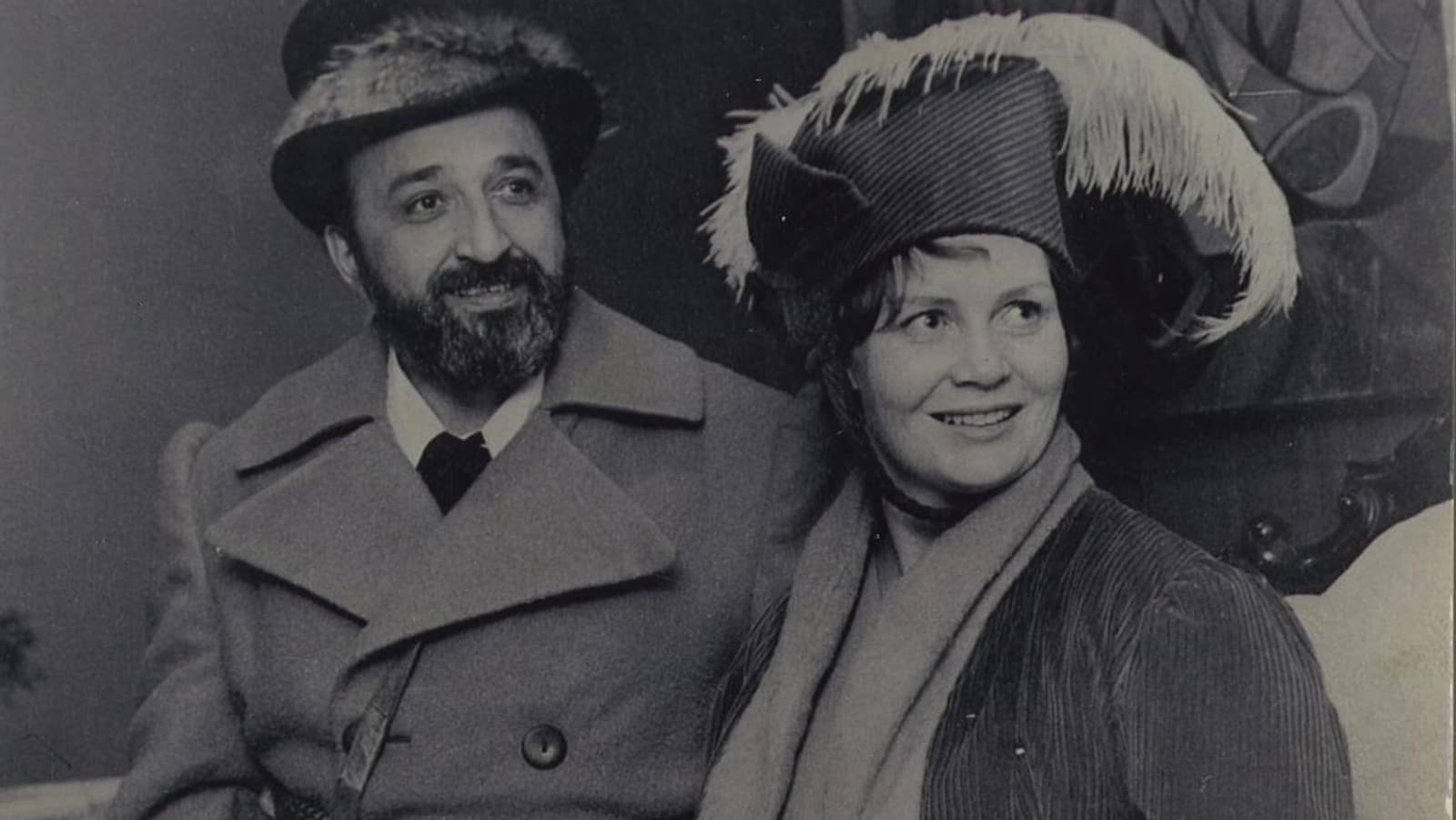 Un homme et une femme, Georges et Anita Forest, le premier couple de voyageurs officiels, en habits d'époque.