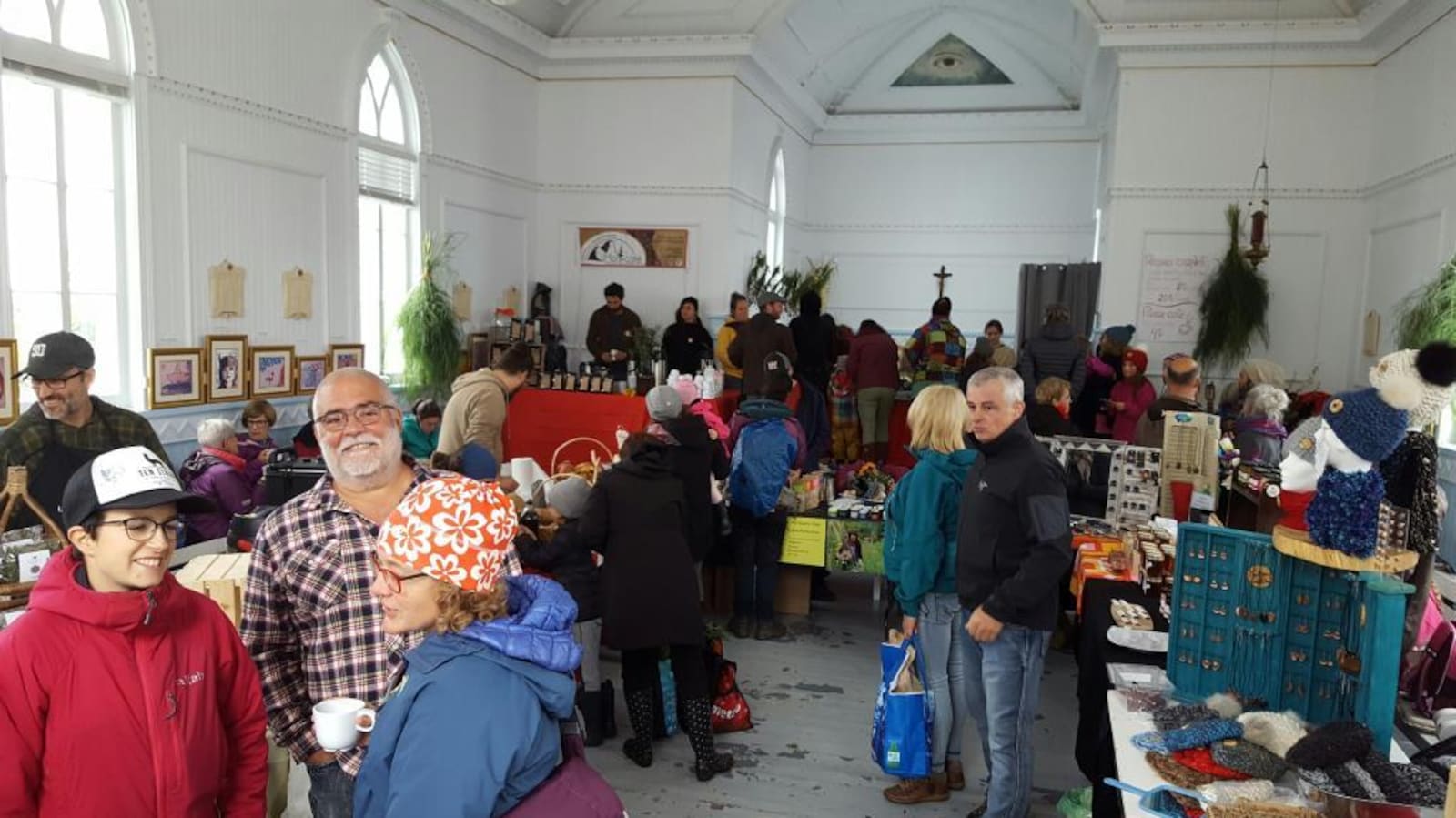 Les gens se réunissent dans la bonne humeur à la chapelle de Cap-au-Renard.