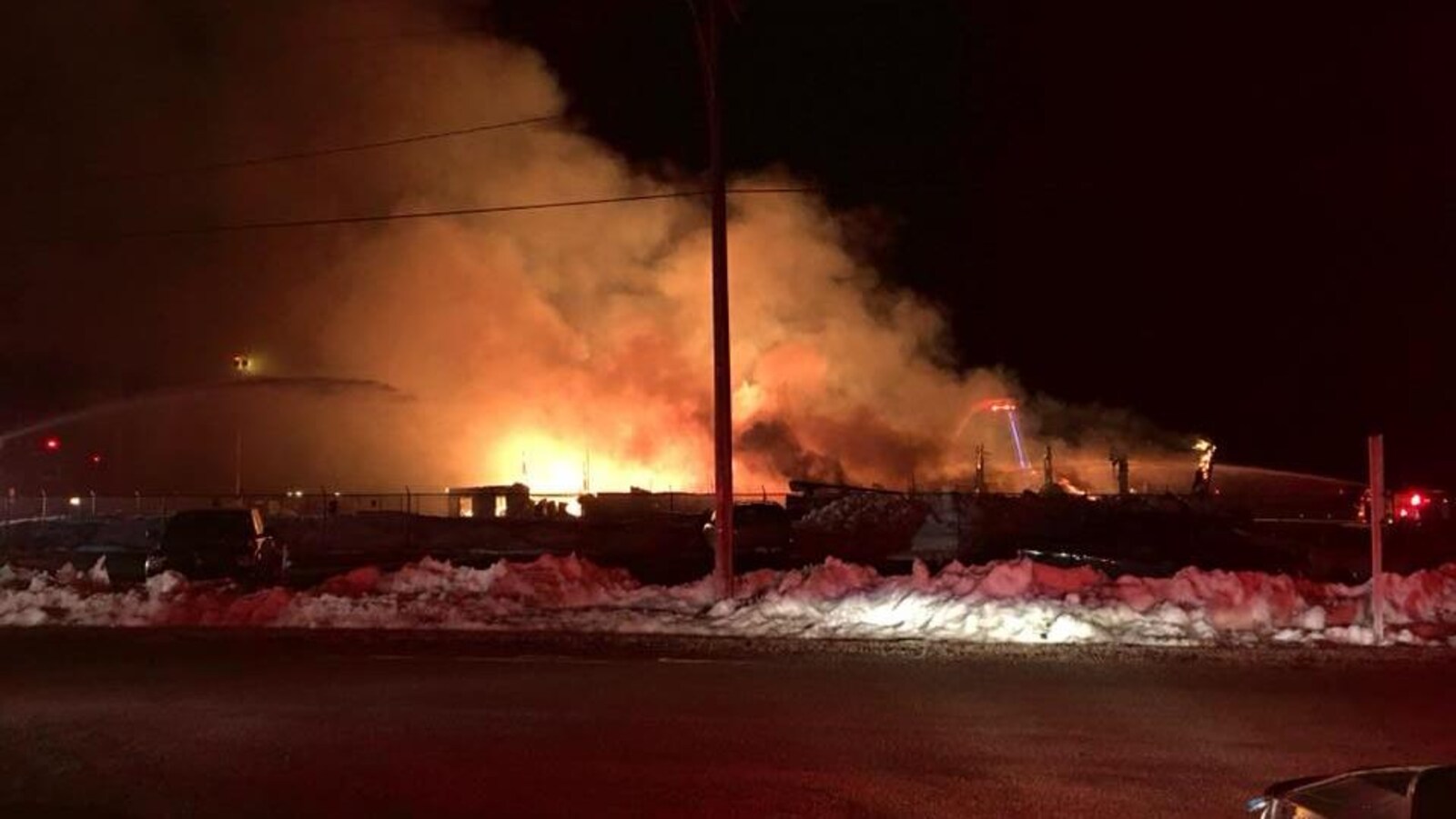 Fumée et flammes au loin.