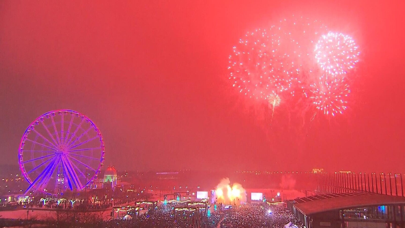 Un feu d'artifice illumine le ciel.