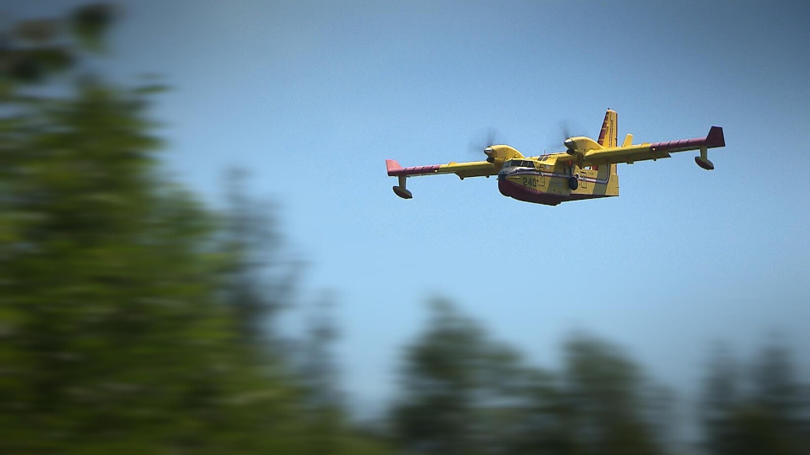 Un avion-citerne qui combat les incendies de forêt photographié en vol.