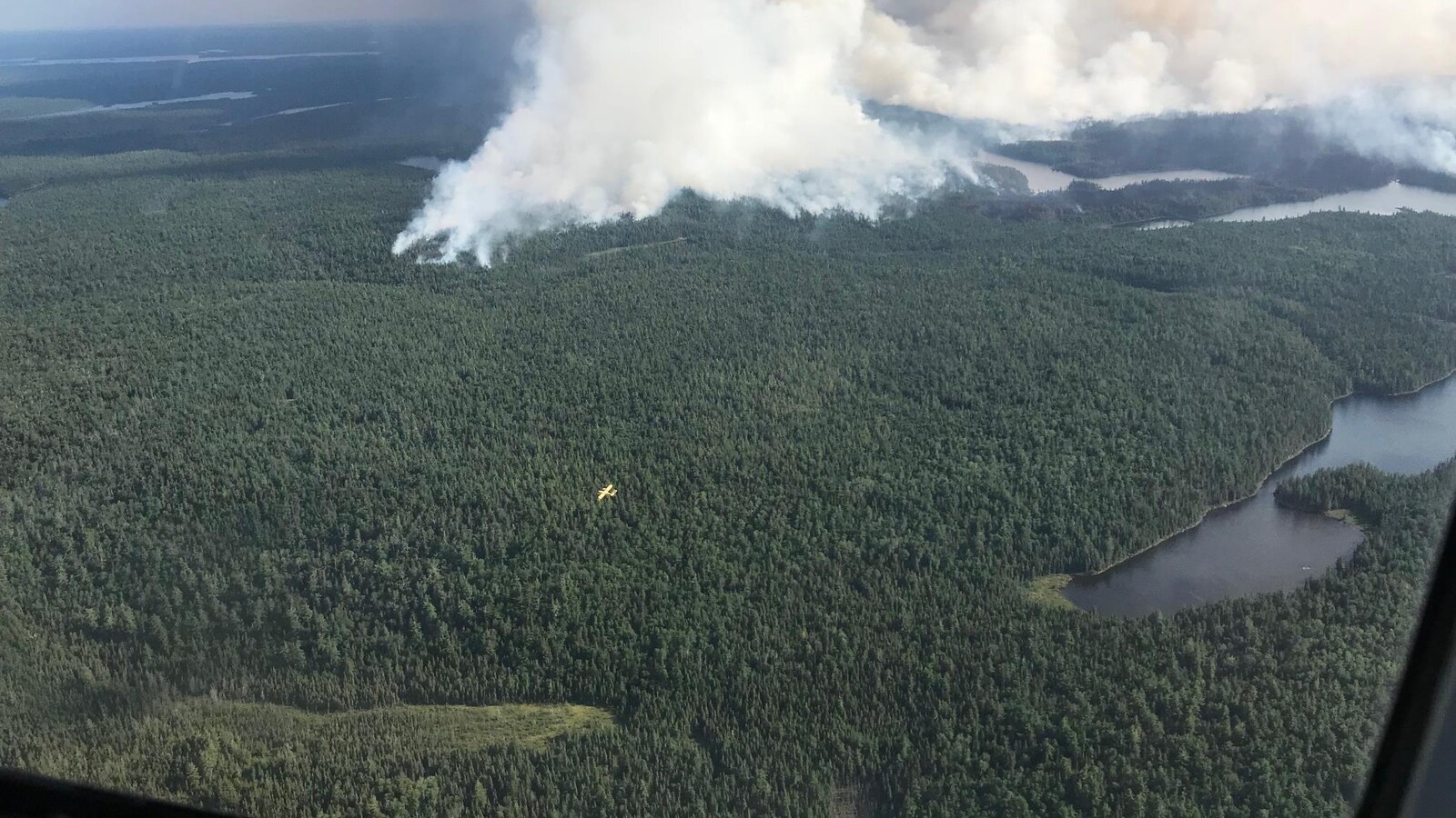 Un avion-citerne qui combat le feu North Bay 72.