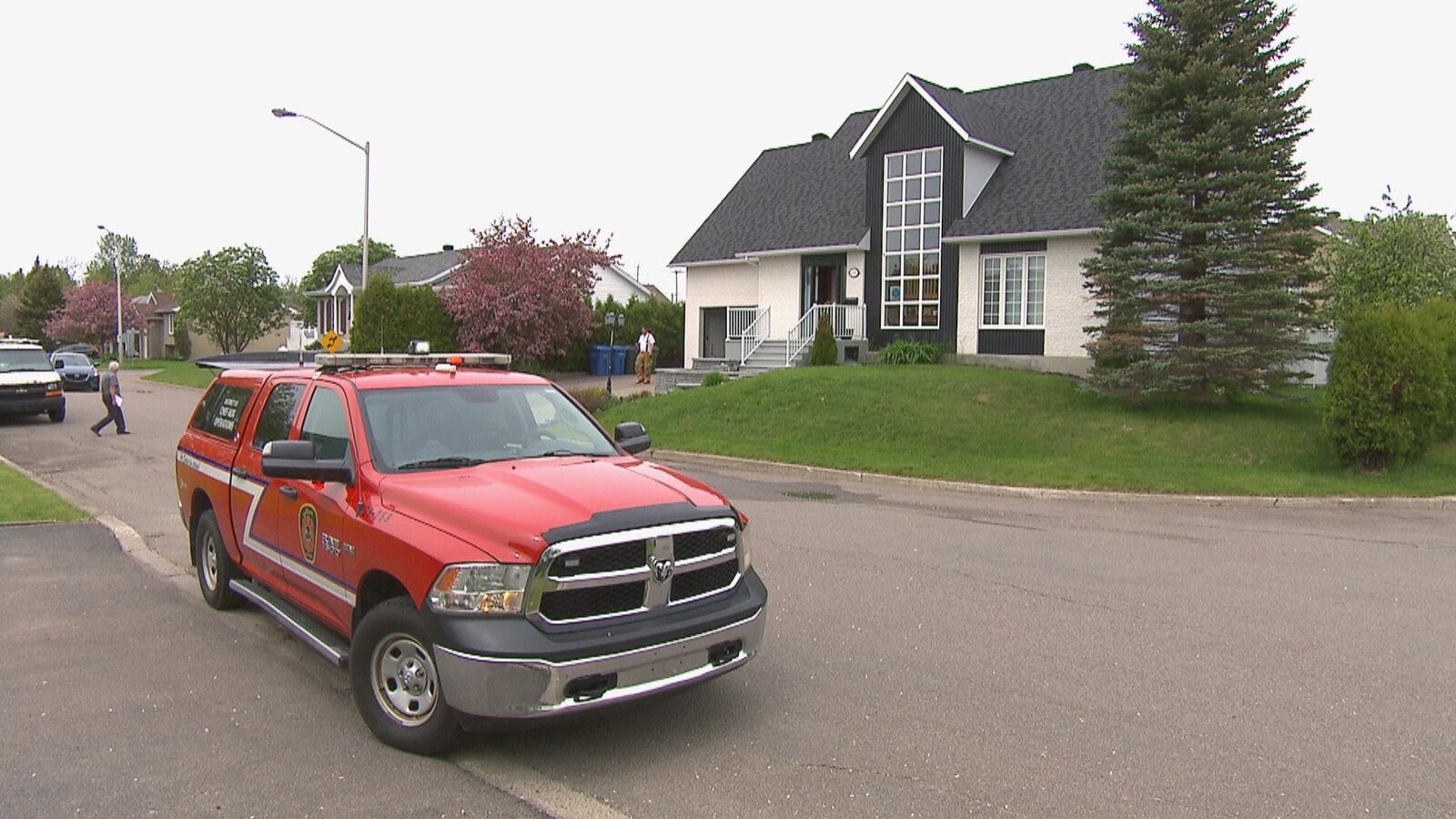 Un camion du Service de sécurité incendie de Saguenay est garé devant une garderie en milieu familial.