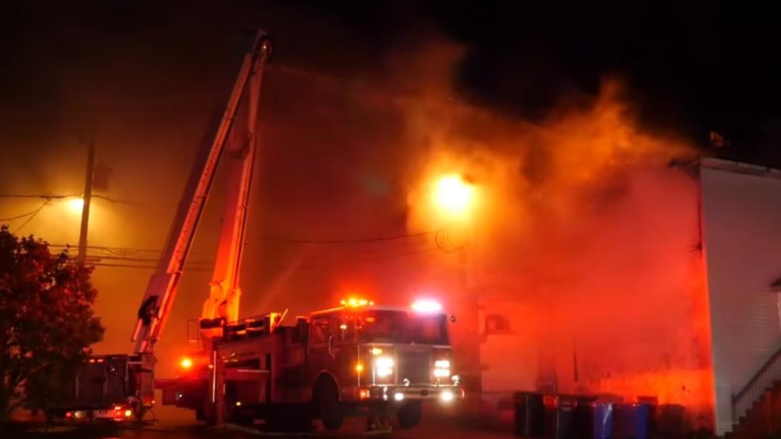 Un camion de pompier devant l'hôtel en feu