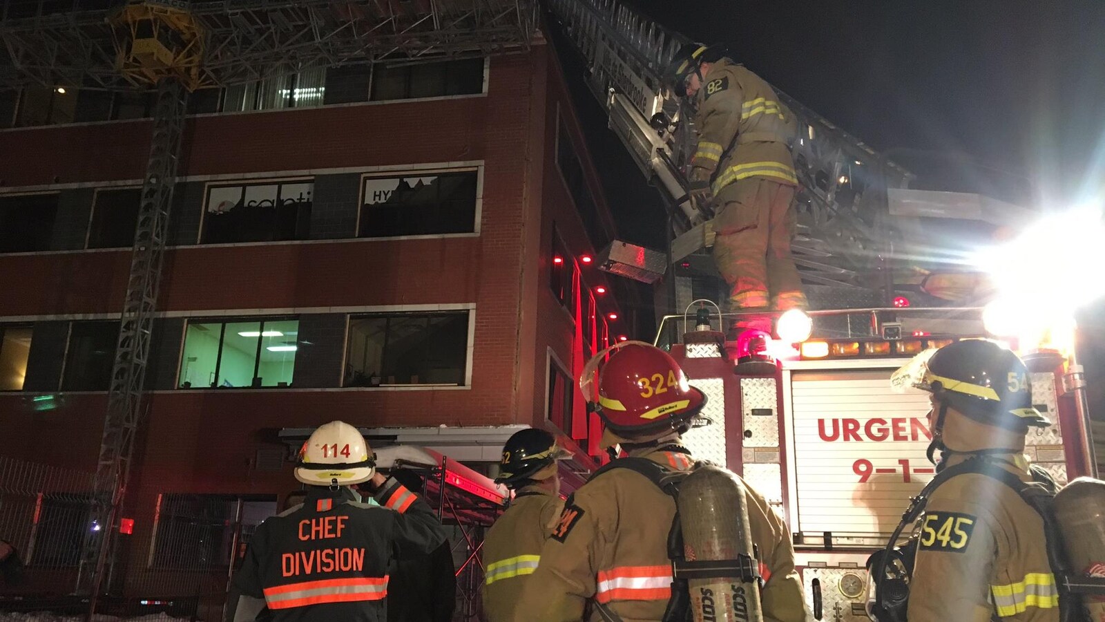 Des pompiers interviennent pour maîtriser un incendie au quatrième étage d'un édifice de la rue King Ouest, à Sherbrooke.