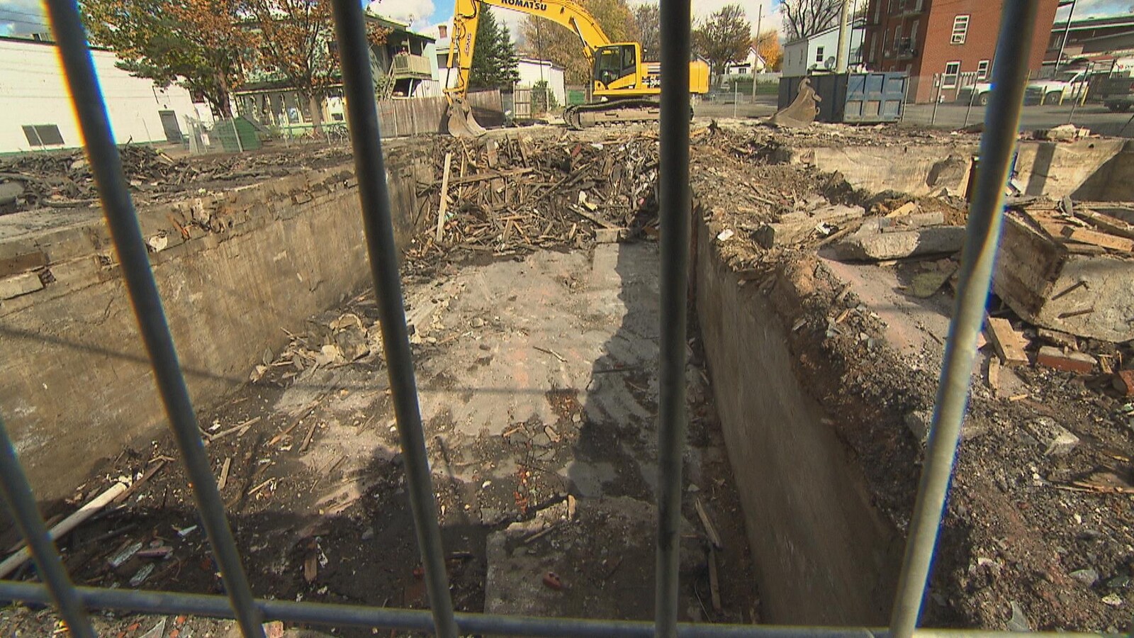 Le feu a détruit trois immeubles sur la rue Principale à Magog, dans le secteur de la rue Deragon. Les travaux de nettoyage sont commencées. Une pelle mécanique se trouve d'ailleurs sur les lieux pour ramasser les débris.