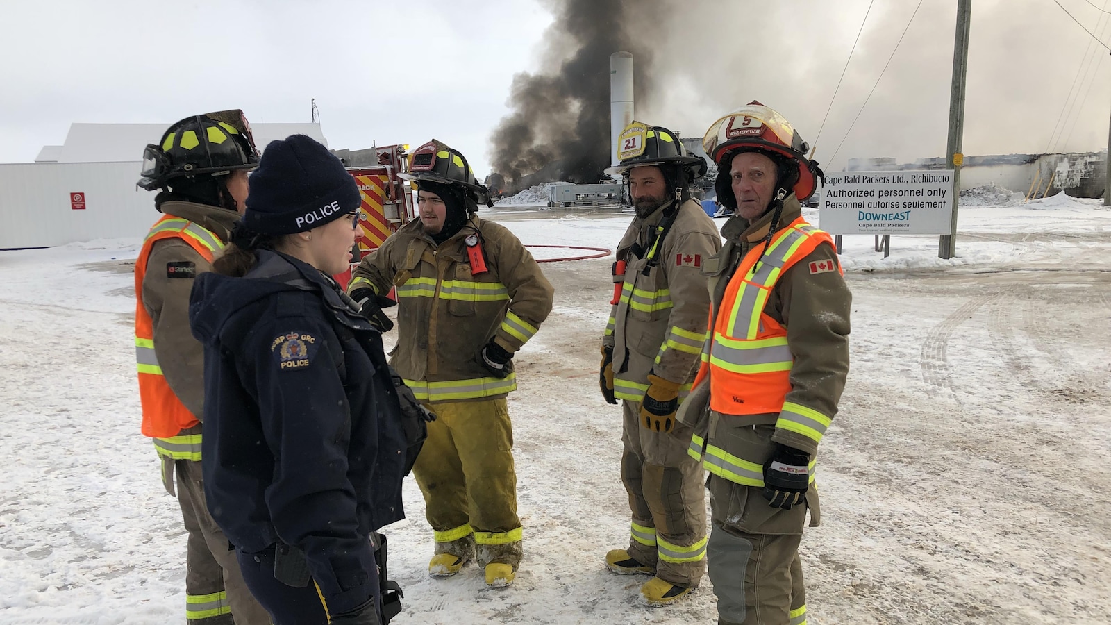 Des pompiers discutent devant l'usine Cape Bald Packers à Richibouctou-Village.