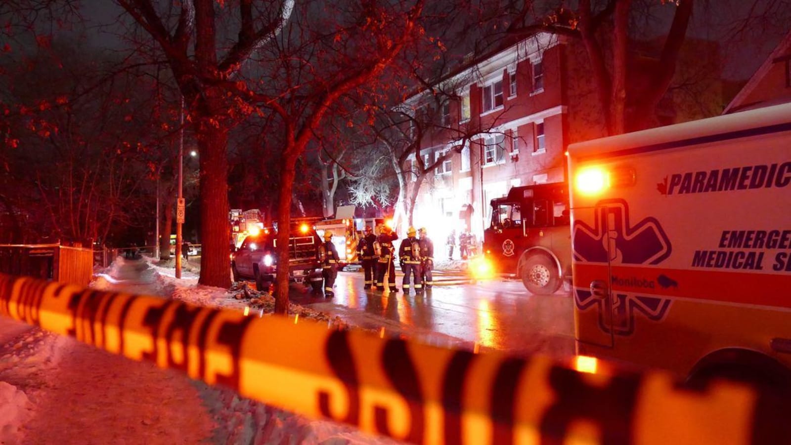 Des pompiers sur les lieux d'un incendie.