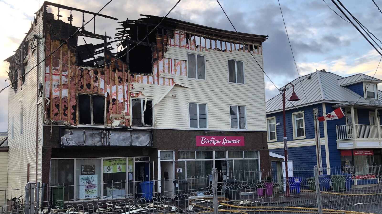 Un feu s'est déclaré tôt dimanche matin avenue Saint-Jérôme, à Matane.