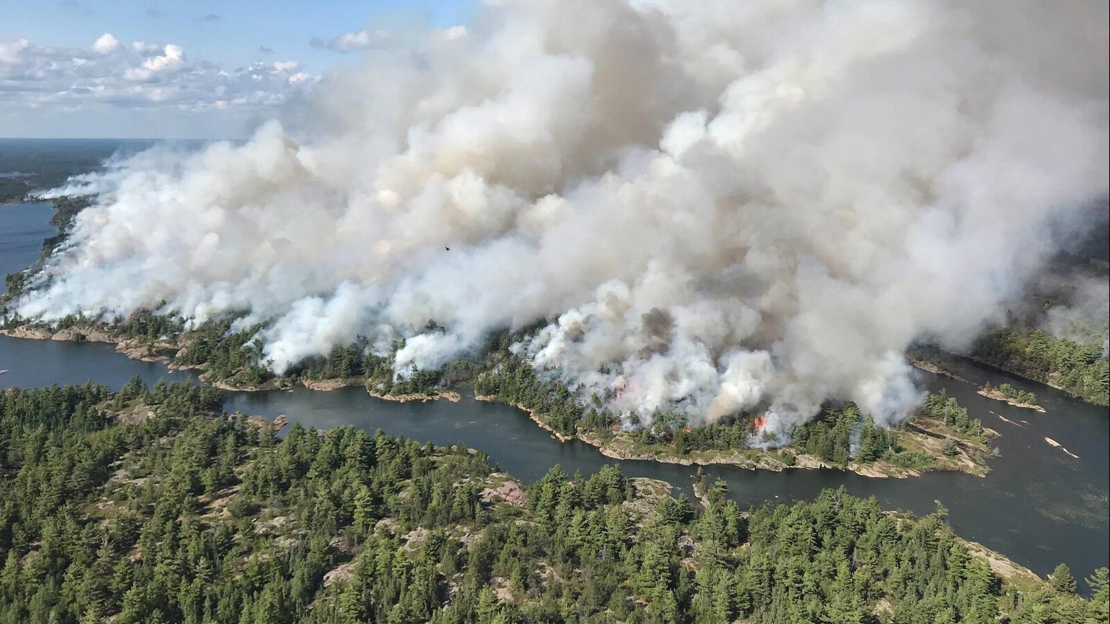 La fumée du feu vue du ciel