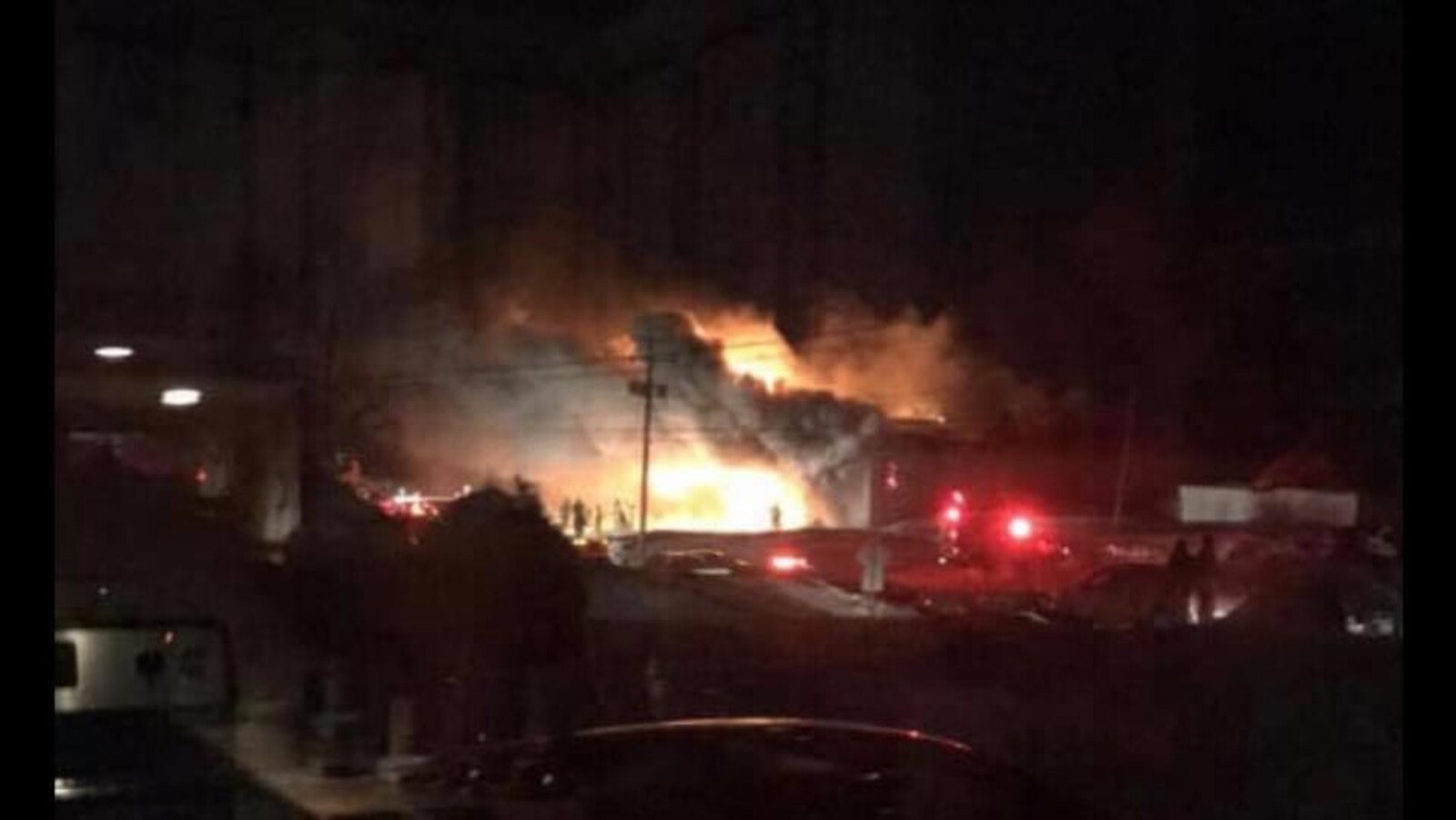 Un entrepôt est la proie de flammes