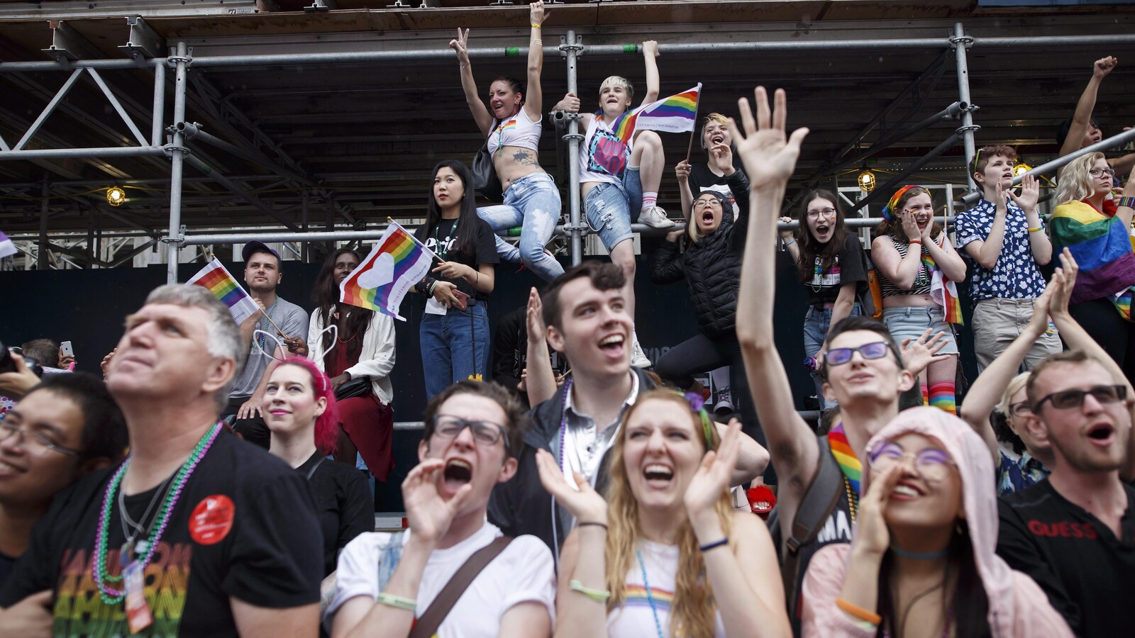 Des spectateurs du défilé de la fierté gaie à Toronto