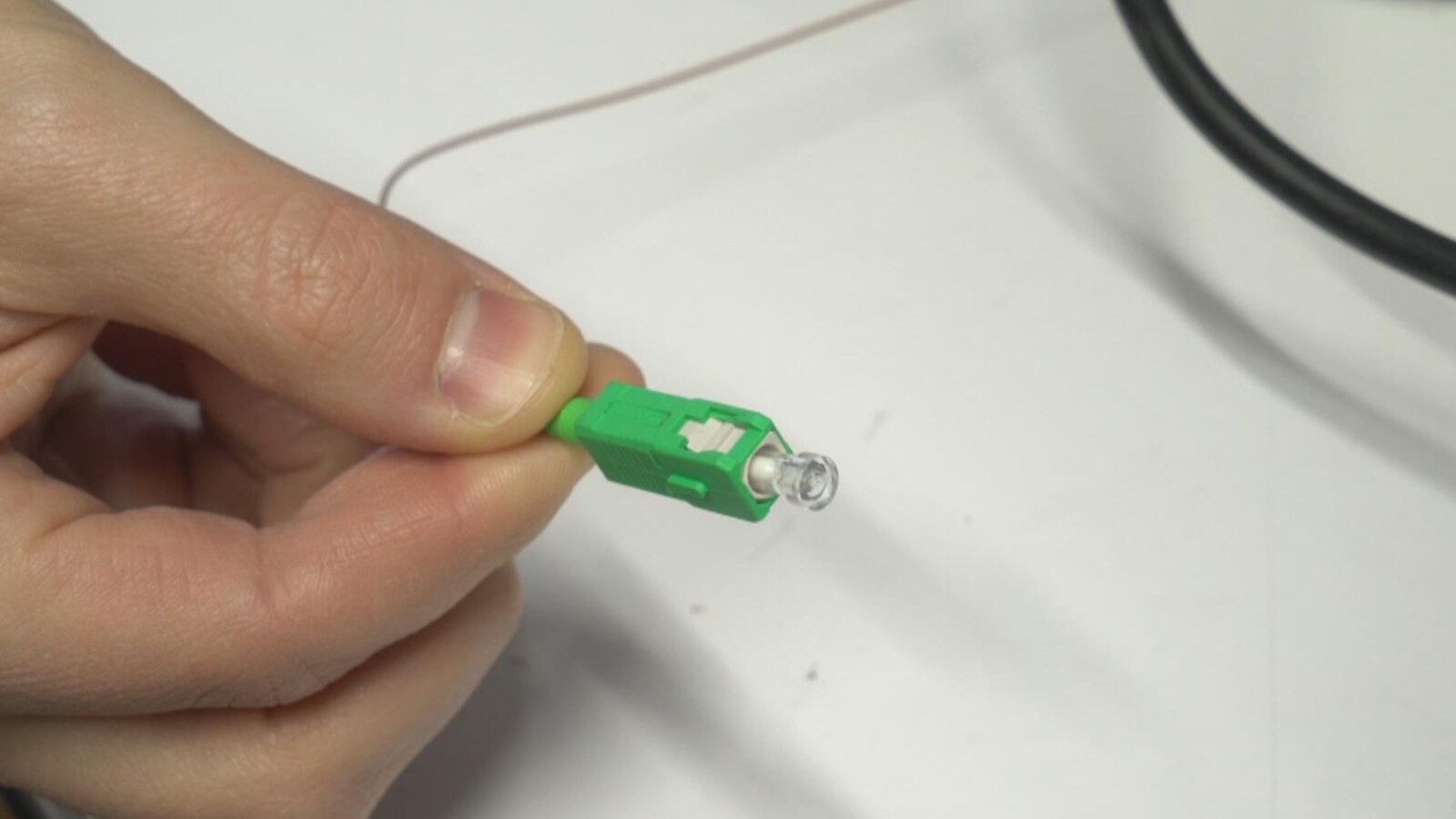 La fibre optique, un très mince filament constitué de verre ou de plastique, est le moyen privilégié pour conduire une importante quantité de données numériques à très haute vitesse. Sa capacité est nettement supérieure à celle des câbles coaxiaux en cuivre.