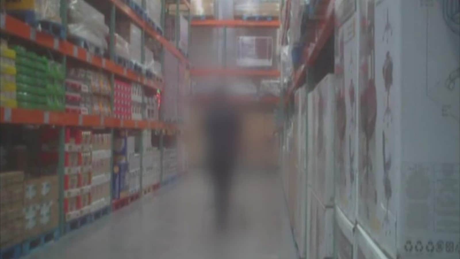 Une figure brouillée dans l'allée d'un magasin à grande surface.