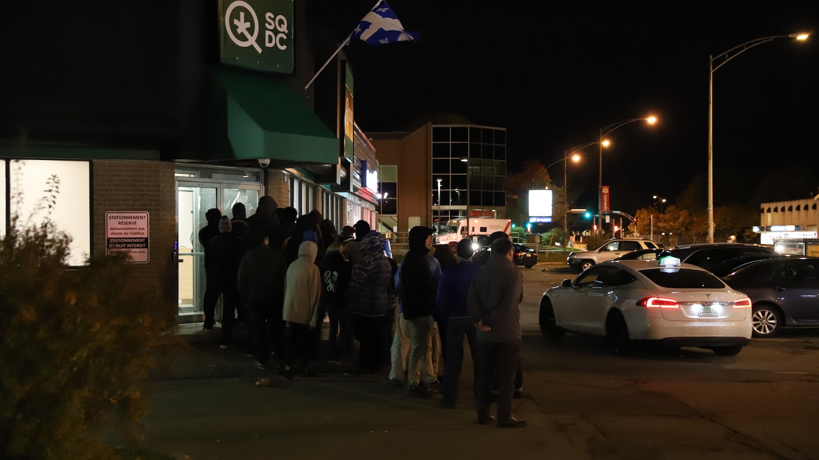 Une file d'attente pour entrer dans une Société québécoise du cannabis de Sainte-Foy à Québec