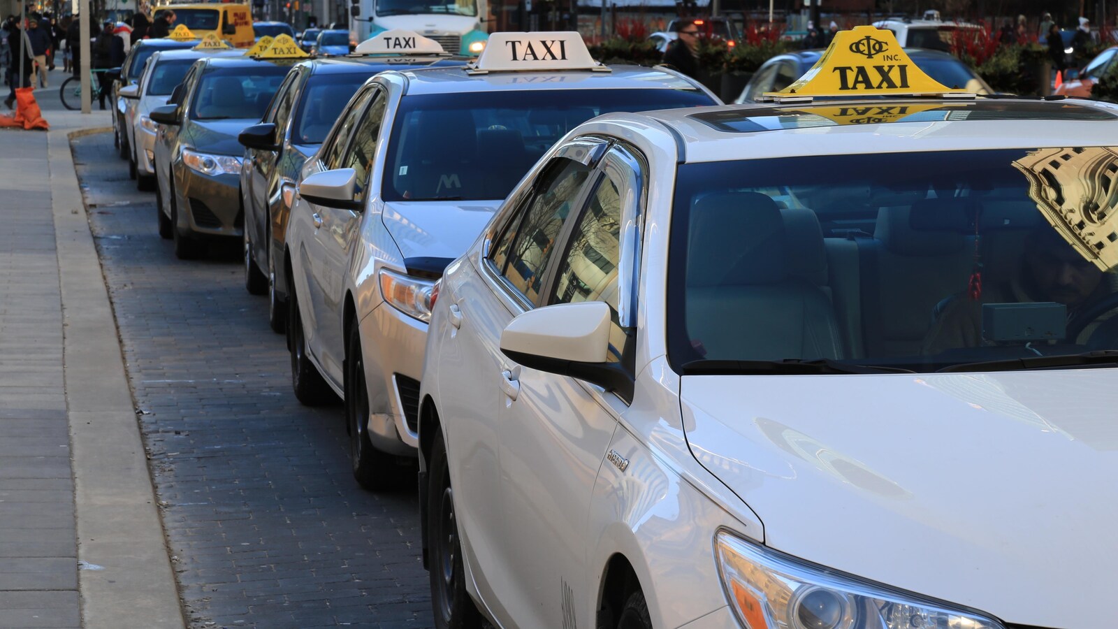 Des taxis arrêtés en file dans une rue de Toronto