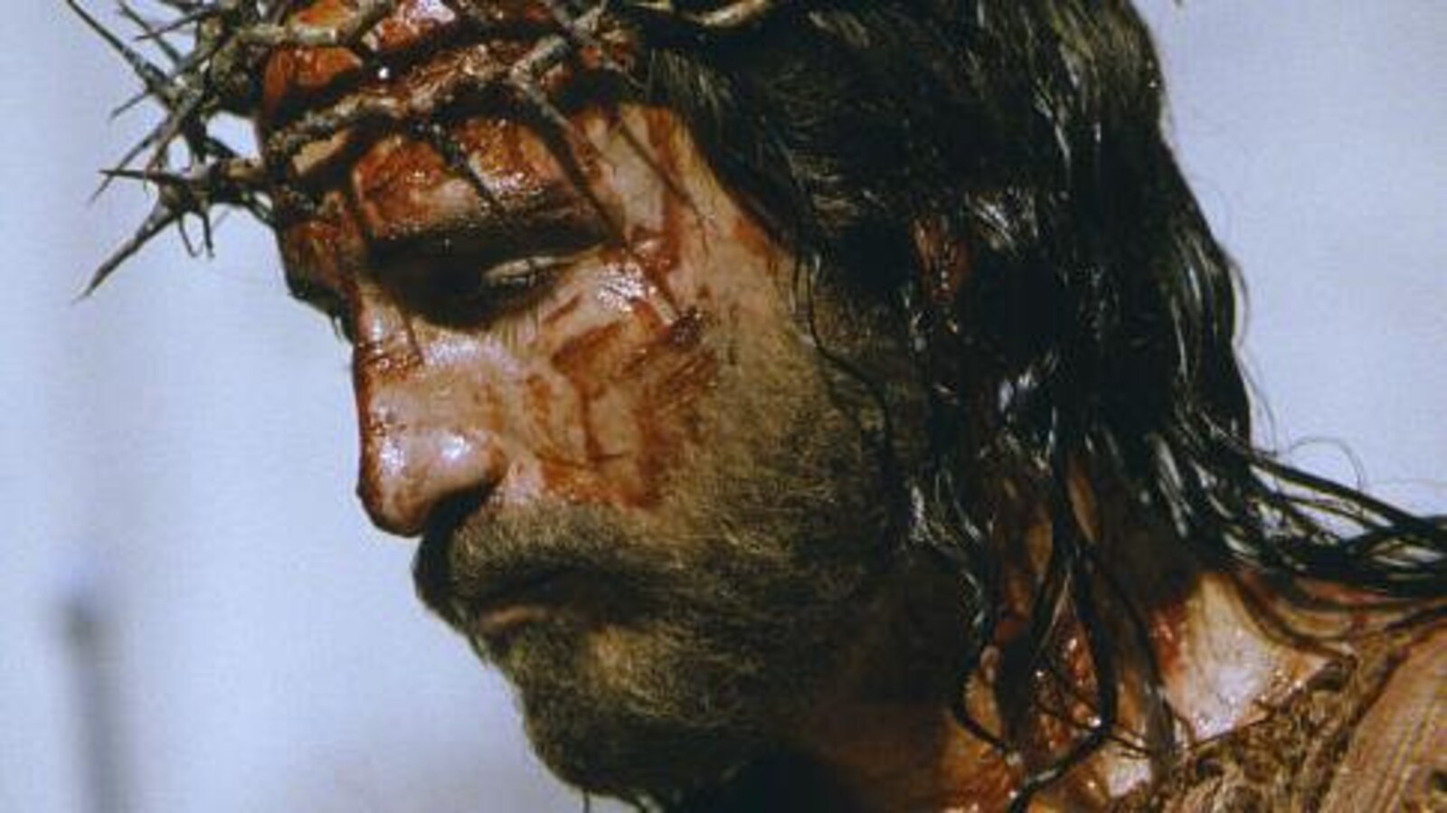 L'acteur a une couronne avec des pics sur la tête et il saigne comme Jésus