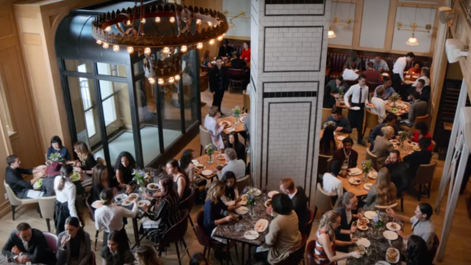 Une salle de restaurant.
