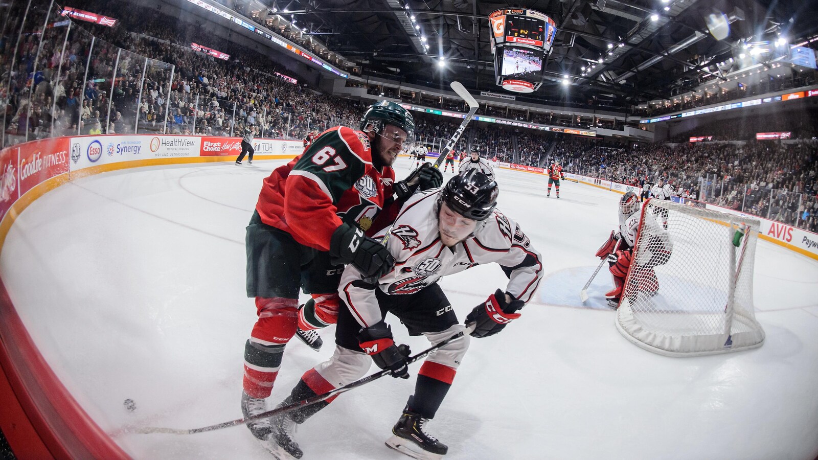Deux joueurs en action lors du 6e match de la finale de la LHJMQ entre les Huskies et les Mooseheads, le 11 mai 2019 à Halifax.