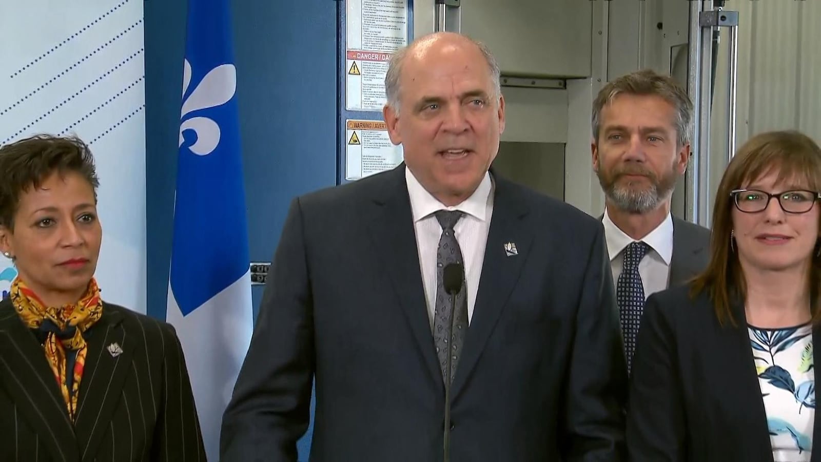 Le ministre Fitzgibbon, entouré des ministres Nadine Girault et Marie-Ève Proulx, et du PDG d'IQ, Guy LeBlanc.