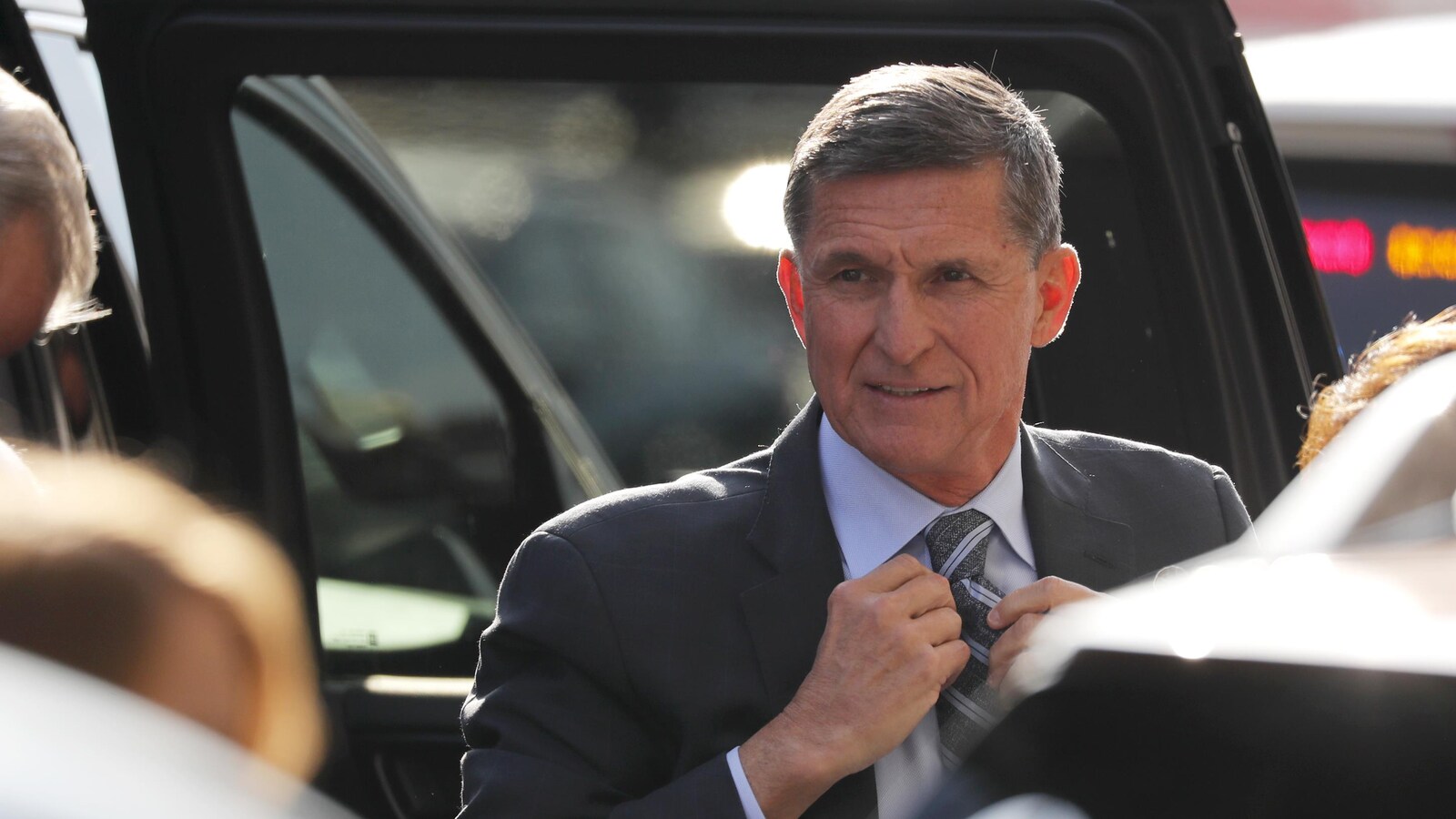 Michael Flynn, debout, près de sa limousine