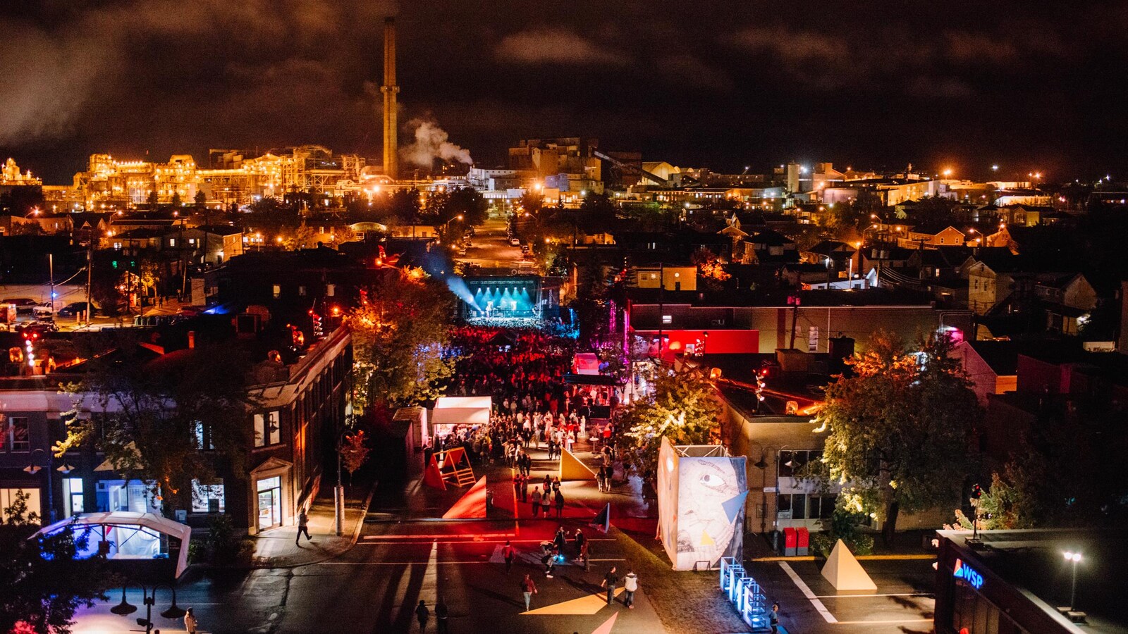 Une scène dans un festival vue des airs.
