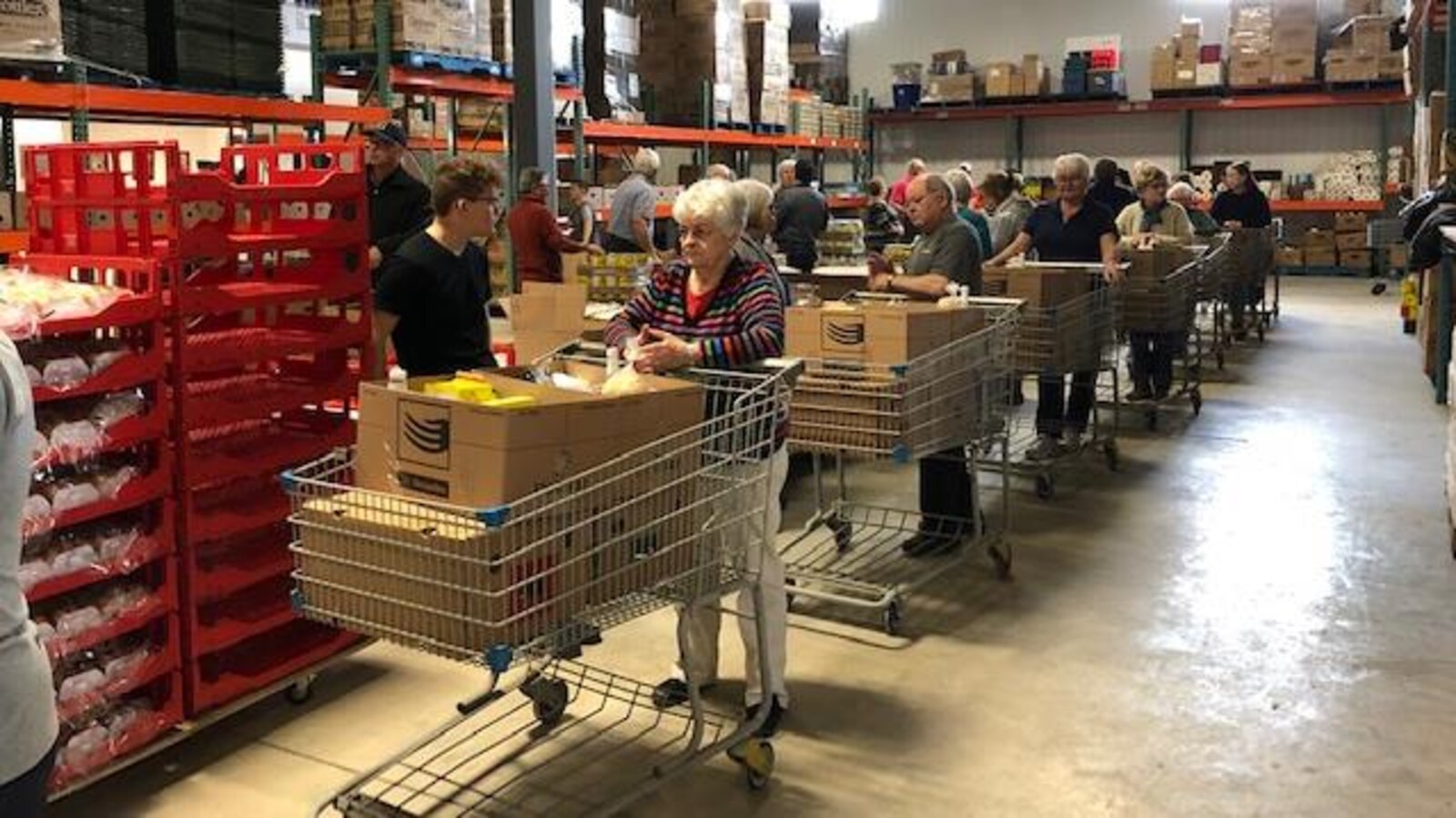 Des centaines de personnes font la file pour recevoir un panier de Pâques de la Fondation Rock-Guertin