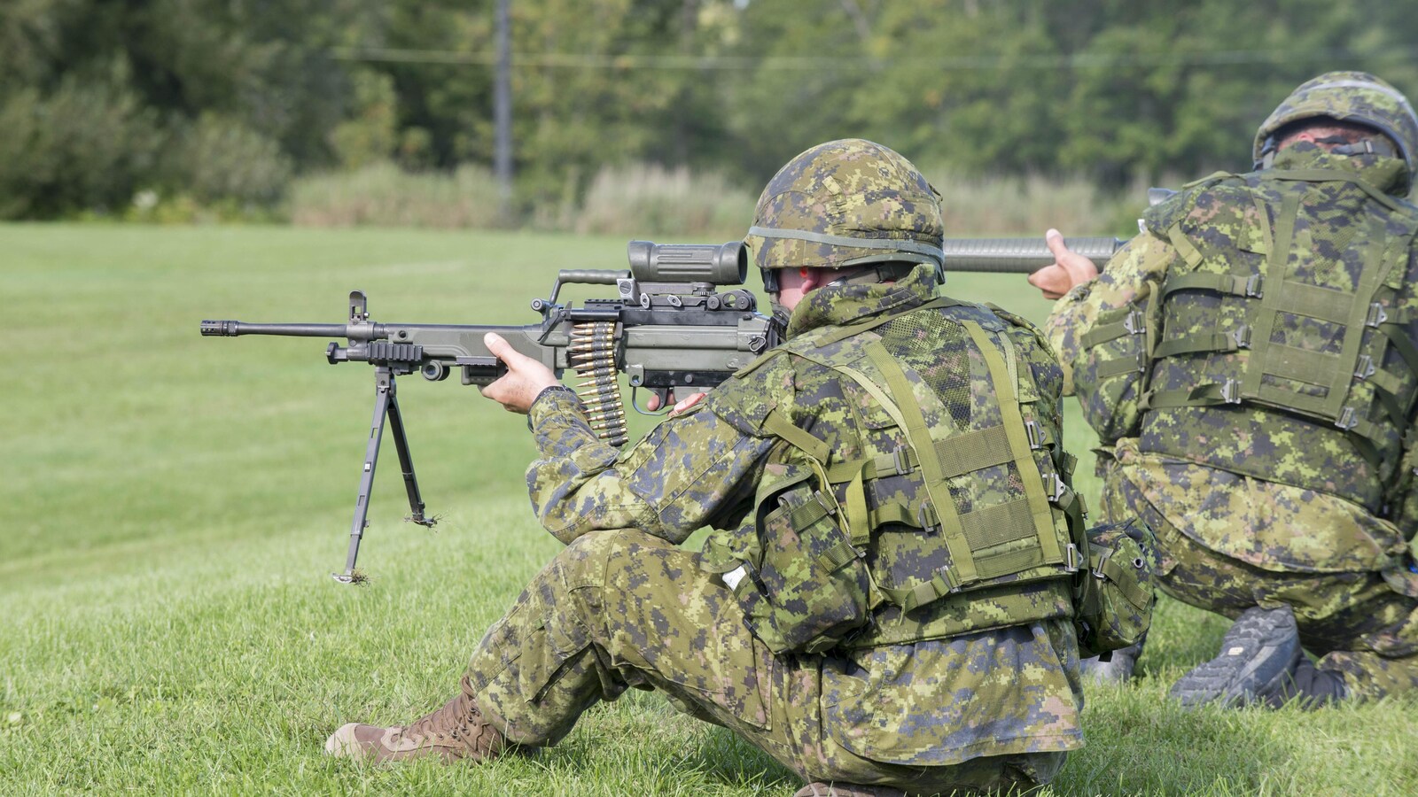 Des soldats participent à la contre-attaque du groupe d'assaut, une épreuve de la Compétition de maniement des armes de l'Armée de terre canadienne.