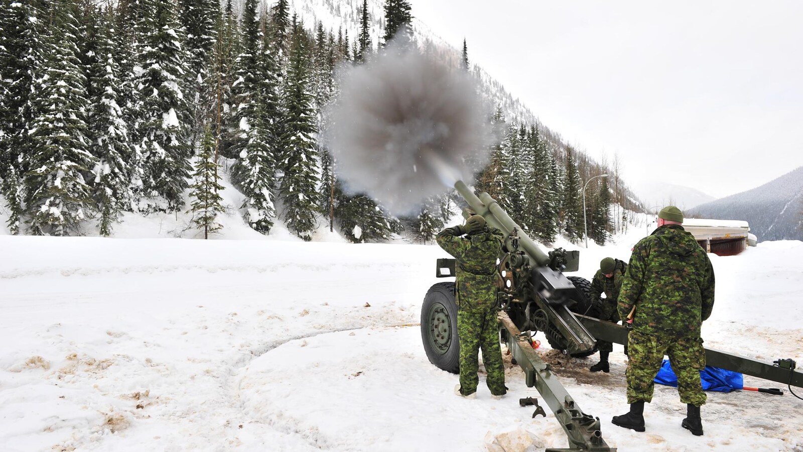 Des soldats canadiens tirent au canon sur la montagne en Colombie-Britannique.