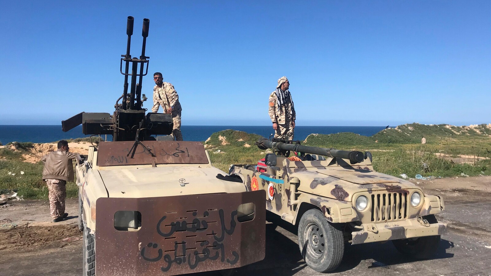 Deux militaires sur leurs véhicules en banlieue de Tripoli.