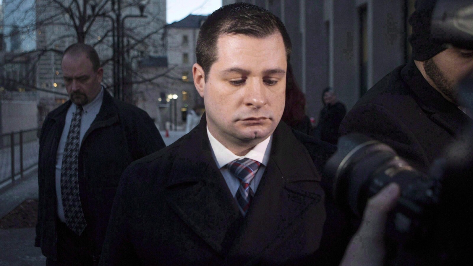 James Forcillo entouré de caméras à sa sortie de la cour.
