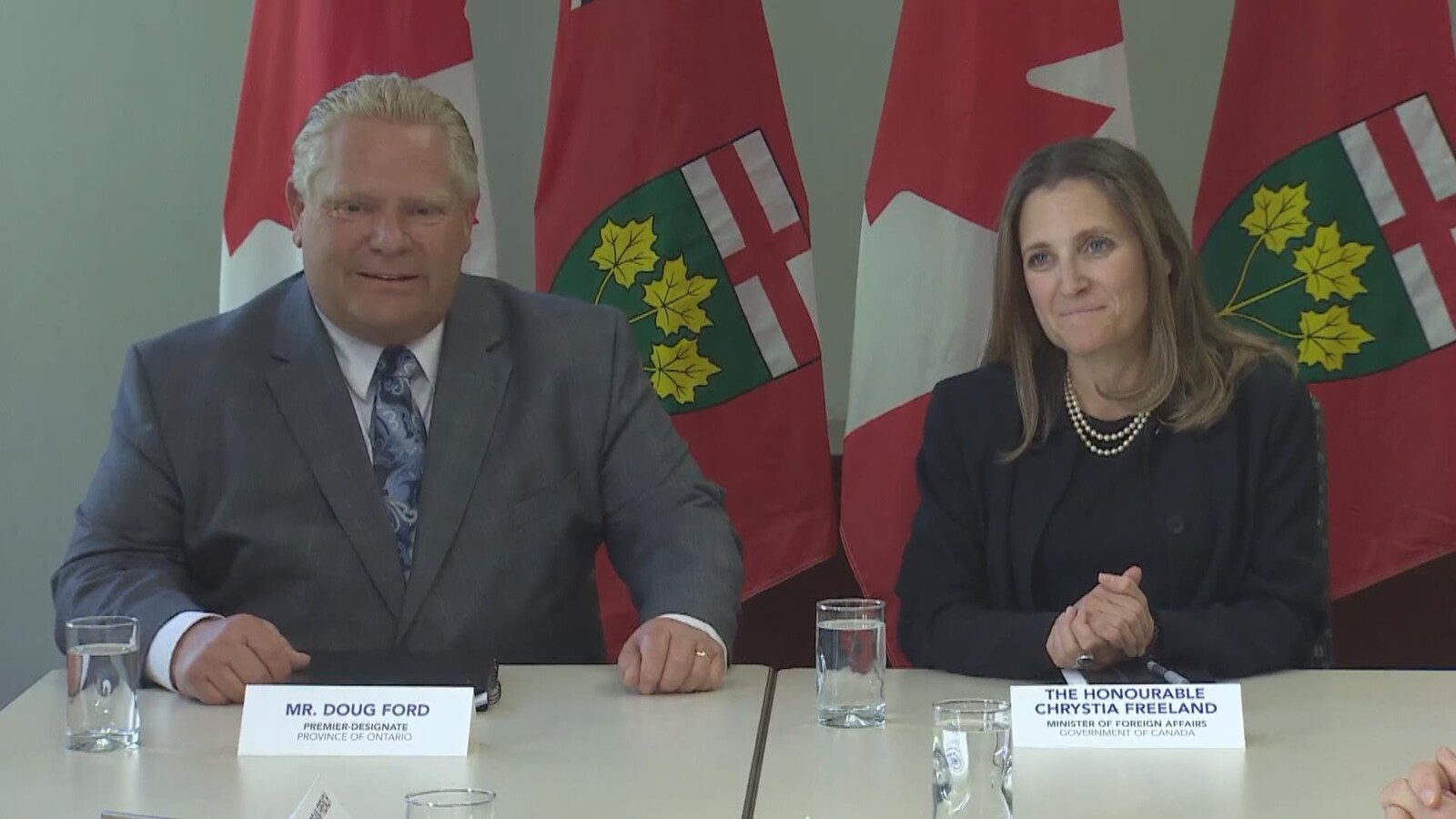 Doug Ford et Chrystia Freeland assis à une table