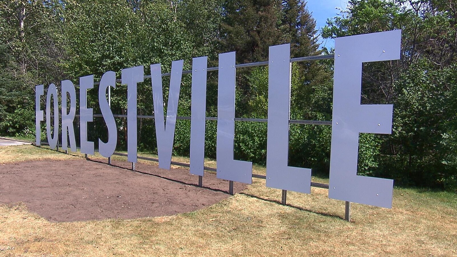 Des lettres géantes forment le mot Forestville à l'entrée de la municipalité.
