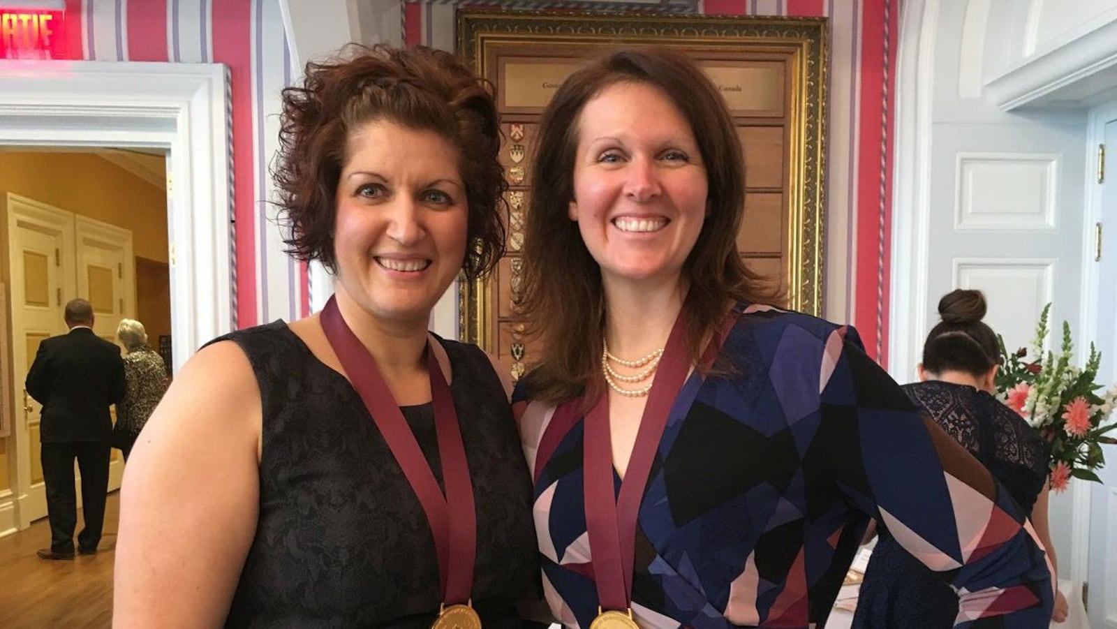 Naomi Fortier-Fréçon et Leia Laing avec leurs médailles, à Rideau Hall