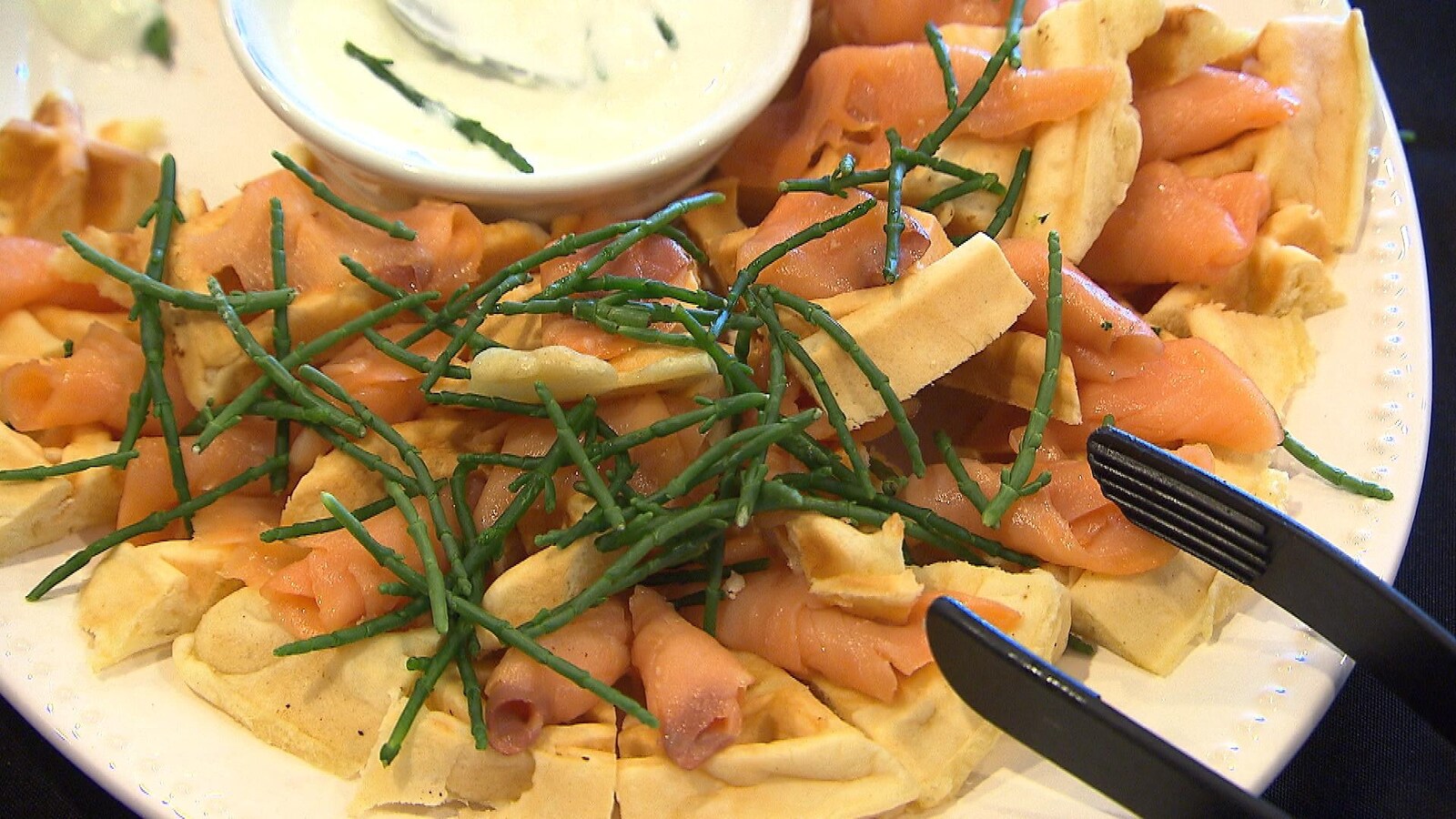 Le poisson fumée à l'honneur dans cette assiette.