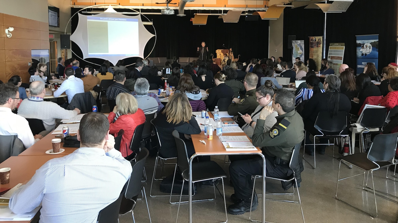 Des personnes assistent à une conférence à l'UQAT à Val-d'Or.