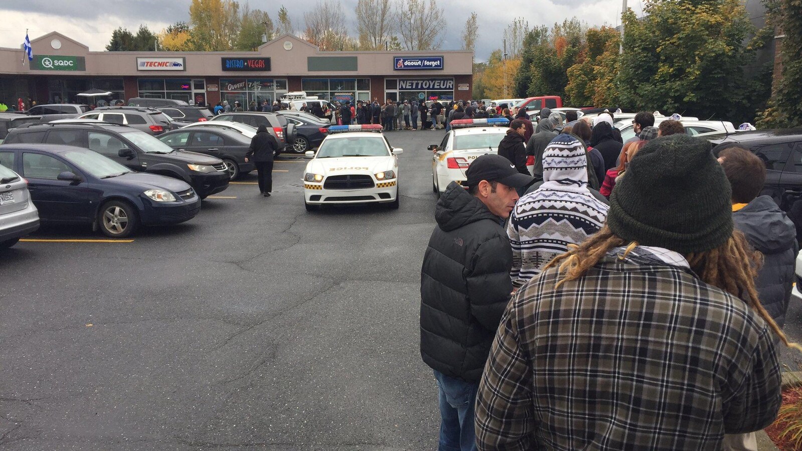 Des centaines de clients attendent en file devant la SQDC de Drummondville.